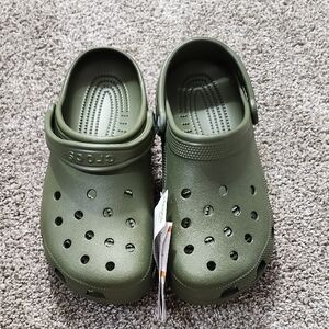 Crocs Classic Clog in Army Green